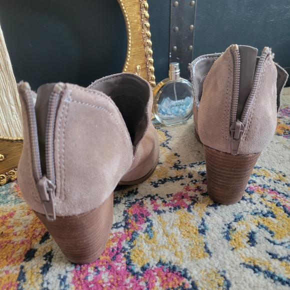 Fergie Carmin Women's Beige Suede Ankle Booties - Picture 4 of 9